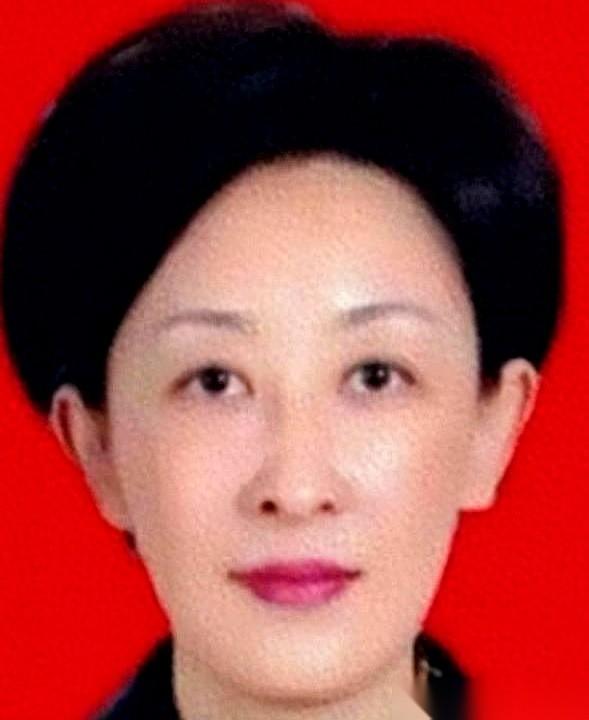 47分钟。 从她递出护照，到警报拉响，再到被人按住，全程就47分钟。 9