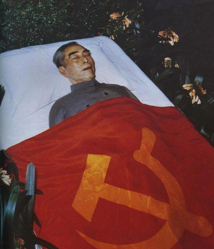 1976年，周总理去世3小时后，遗体被医生解剖研究！发现肝、肺、大脑都形成了恶性