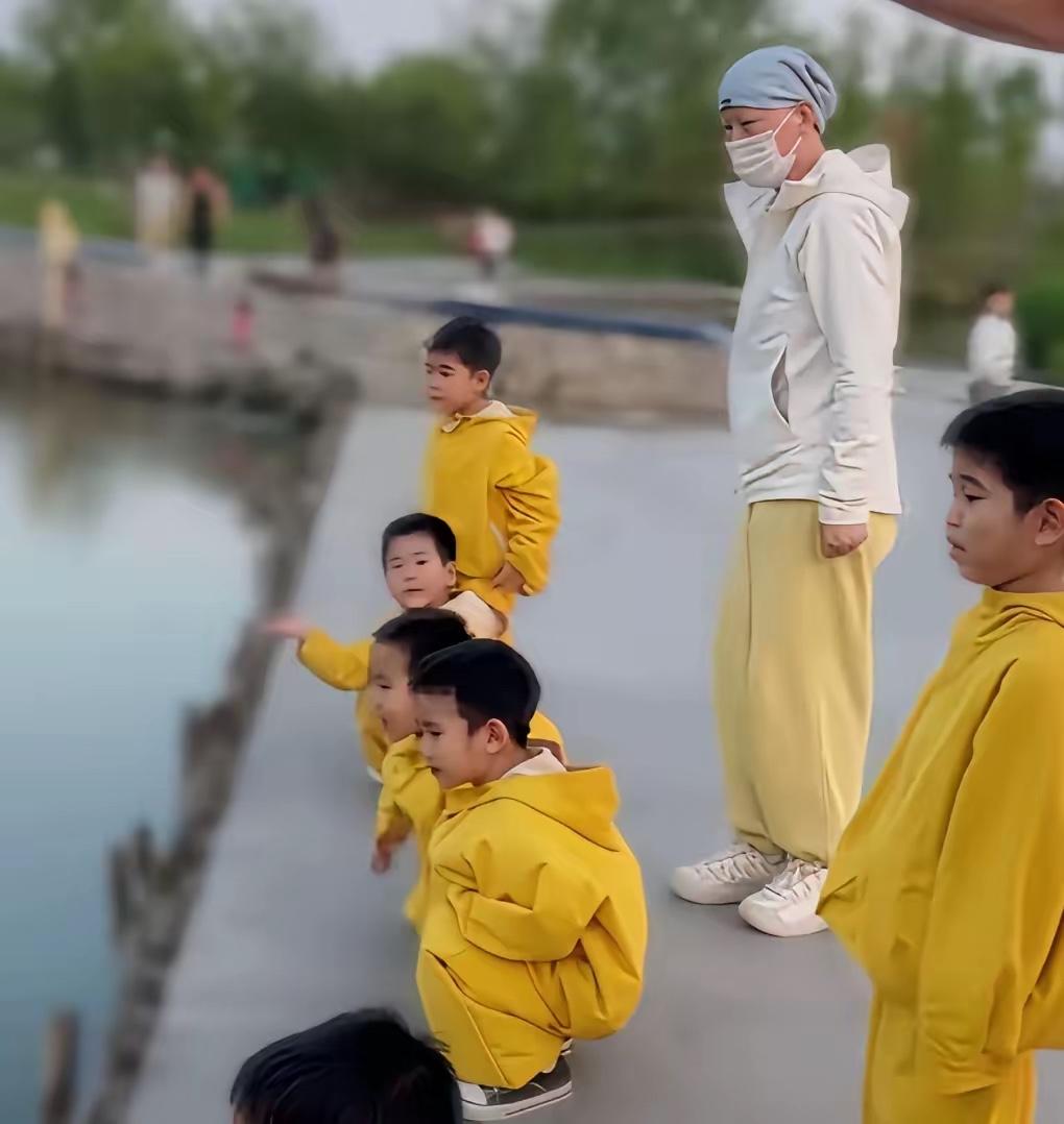 这张照片看得我鼻子一下子就酸了！北京那位生了七个男孩的“葫芦娃妈妈”，脑袋包得严