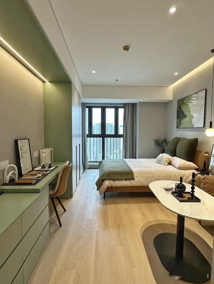 44岁的女同事，被63岁的房东大爷表白了。我有一个女同事，今年44岁，离异，