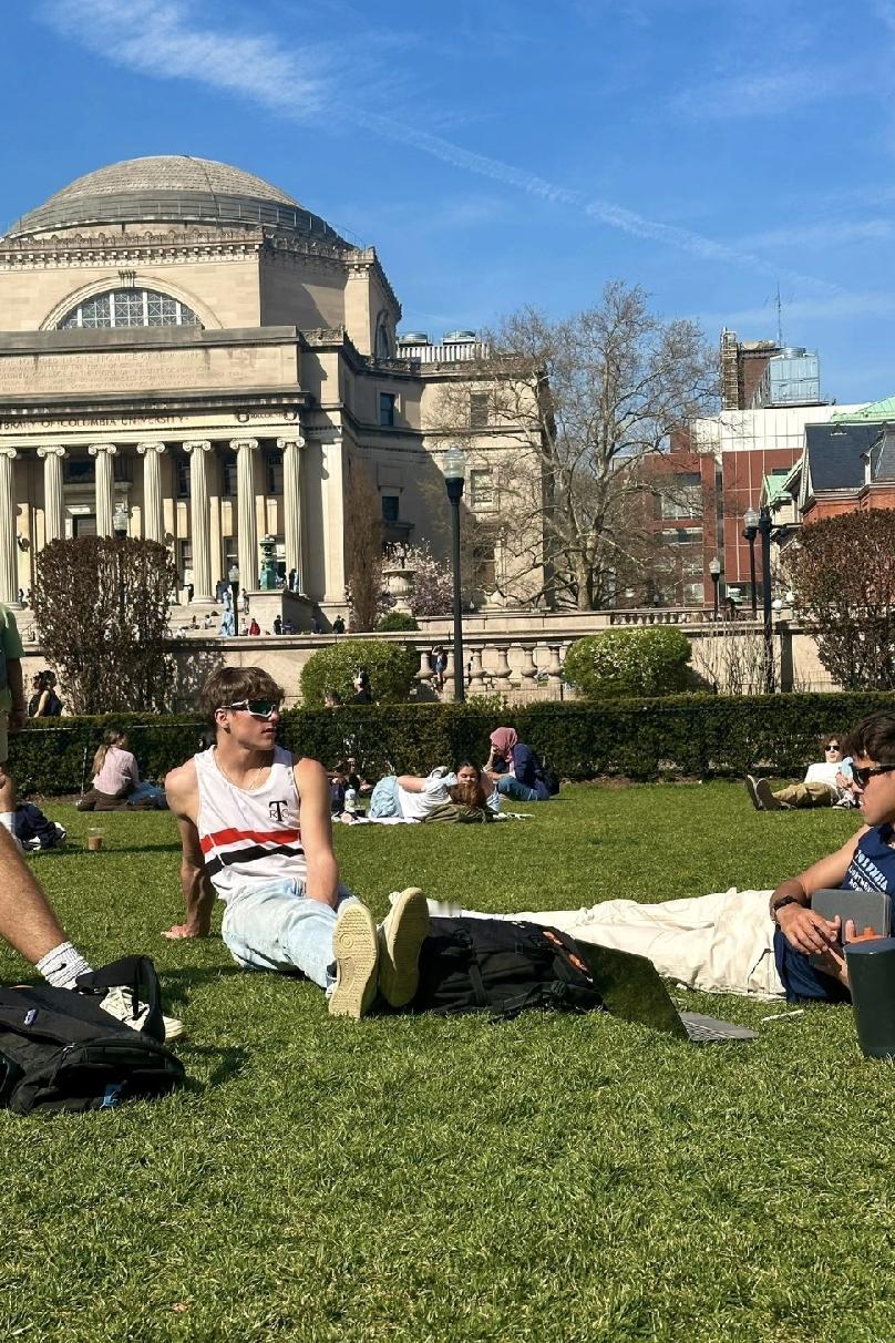 我们单位最近来了一个同事，大家都笑他，花了父母200万去美国留学，结果回来跟我们