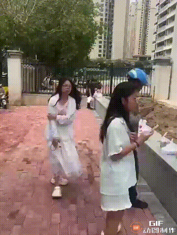 广西北海一所设计学院外，由于外卖不能送进校园，导致很多外卖员都把外卖放在门口石阶