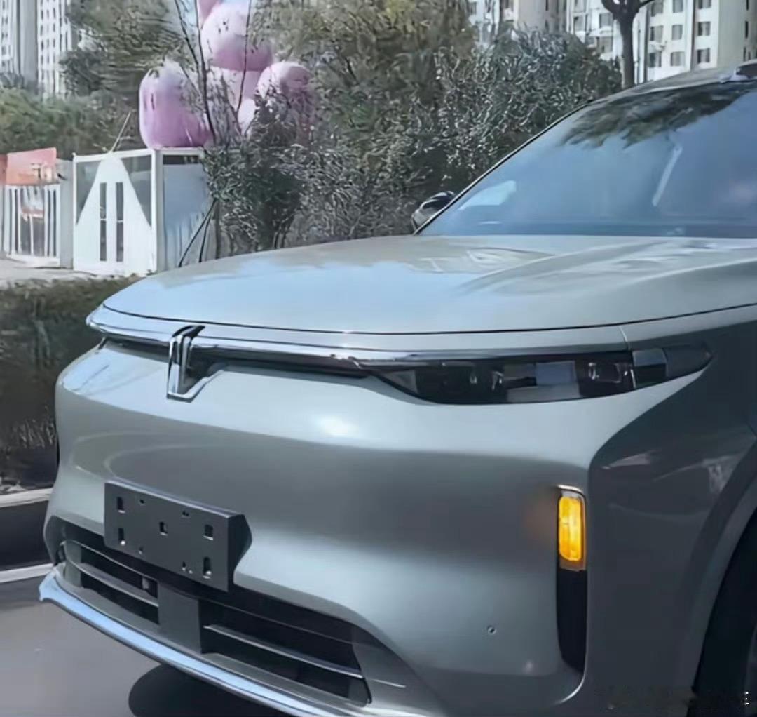 这就是长城汽车魏牌年底要发布的那台全尺寸SUV？这个标和车灯融合的如何？🤔​