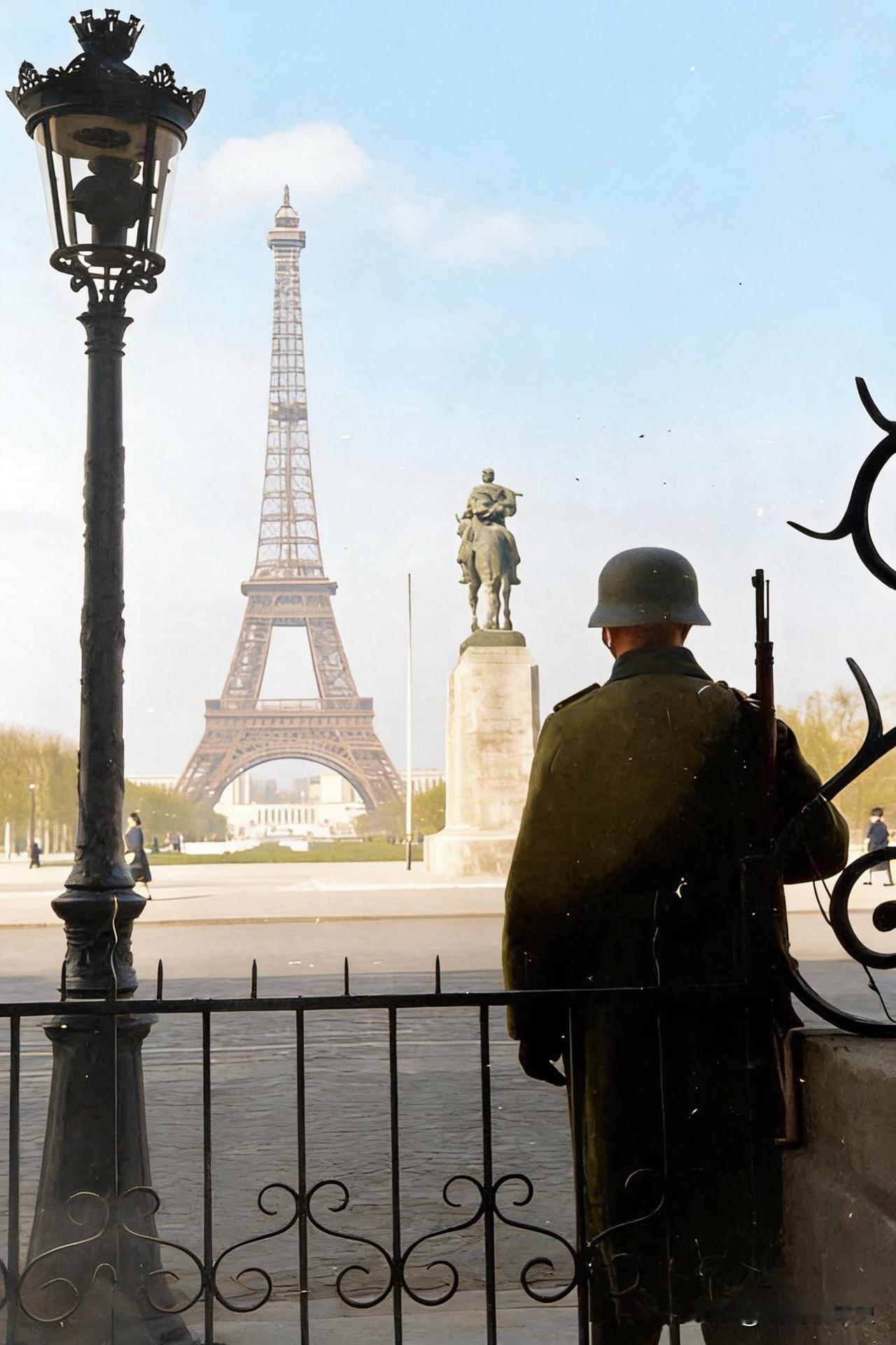 埃菲尔铁塔与德军。1940年6月14日，德军兵不血刃地占领巴黎。此前，法国政府为