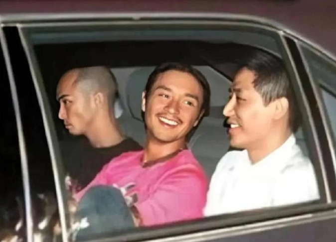 2003年，张国荣生前，留下的最后镜头，照片中的他穿着一件红色短袖，面带笑容，情