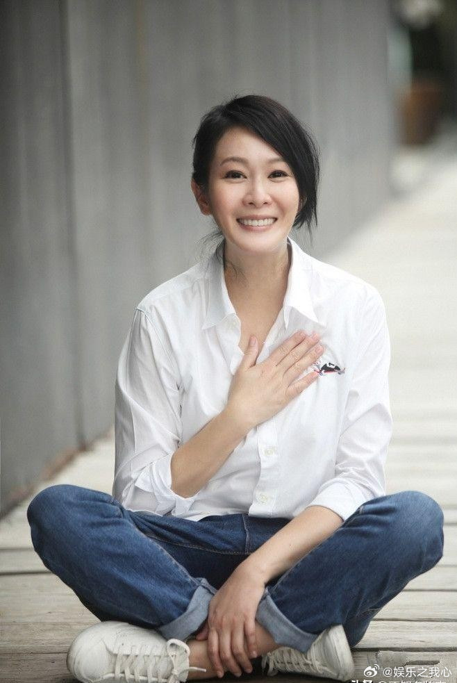 2011年，刘若英嫁给了身家68亿的富商钟小江，婚前刘若英约法三章：可以同居但必