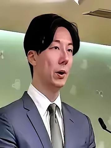 民进党发言人吴峥最近又"献丑"了，面对镜头大大方方甩出五个字——"我不是中国人"
