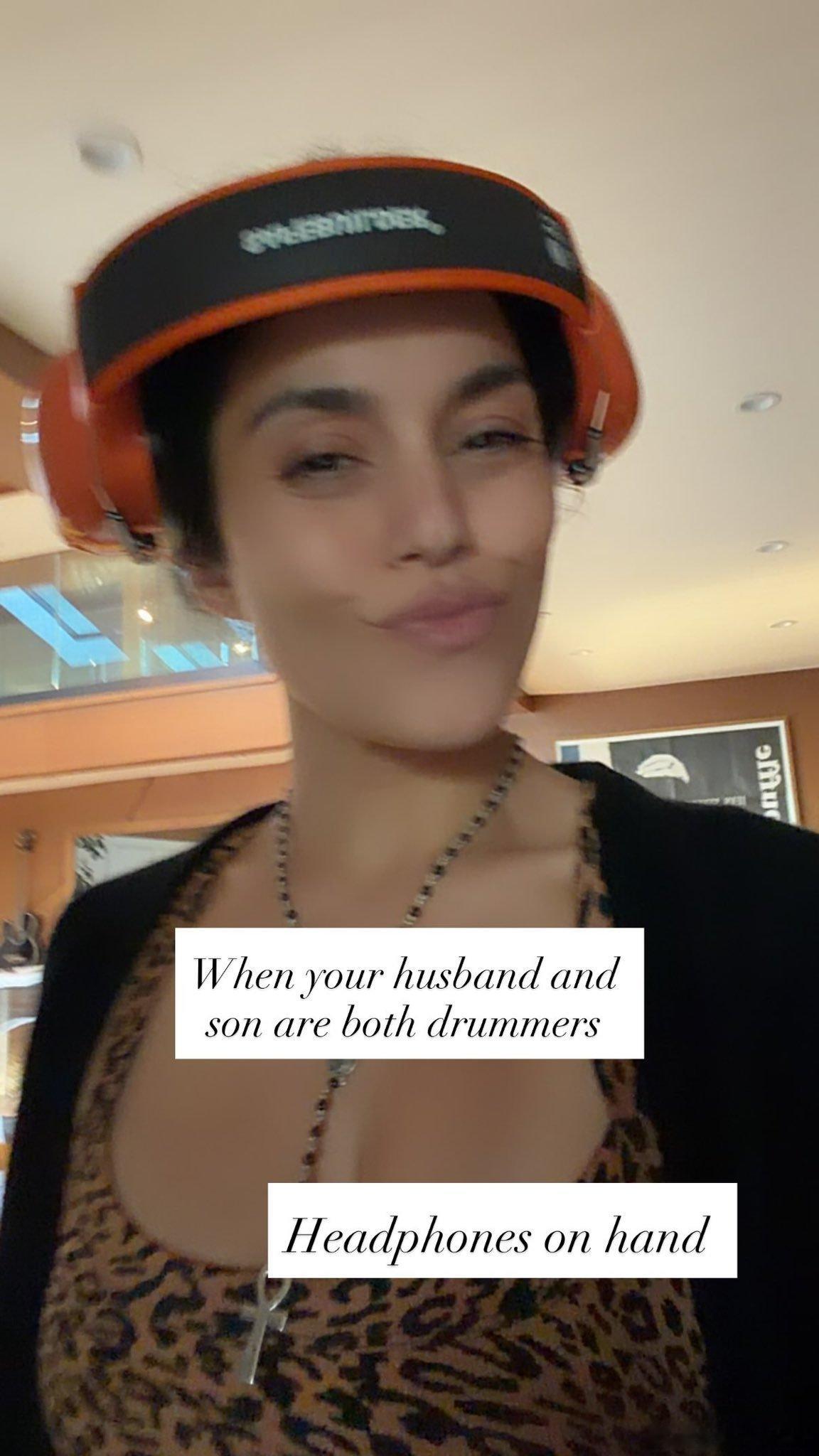 VanessaHudgens凡妮莎哈金斯分享日常家庭生活：当你老公和儿子都爱玩