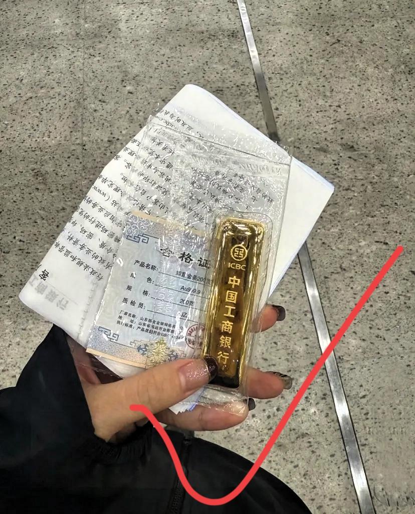 昨天买黄金的人，估计今天大腿都要拍肿了，6月10日，金价突然从930一克跌到