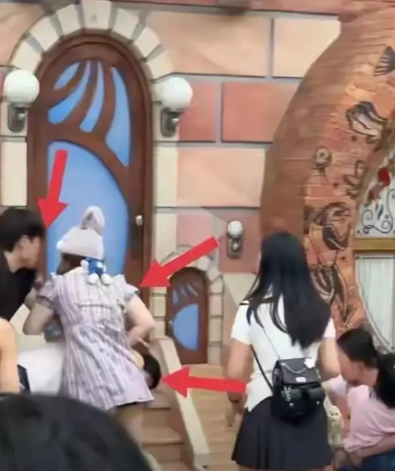 迪士尼这对情侣，​把“玩火自焚”演得明明白白！这位戴着兔子帽子的女孩现在可谓
