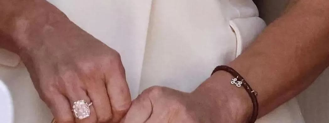 桑切斯鸟枪换炮了，瞧瞧手上的大钻戒，一下戴了两个“鸽子蛋”！原以为右手的