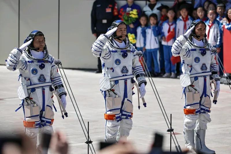 航天员安全如何保障神舟二十号延迟返航这事可太让人揪心了！2025年11月5日，