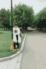 爆笑GIF: 妹子, 没事逗猪干嘛呢?