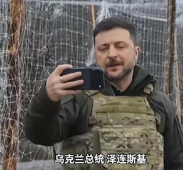 就在刚刚，泽连斯基做出了大胆举动，他竟亲自跑到库皮扬斯克拍视频，想要以此证明乌军