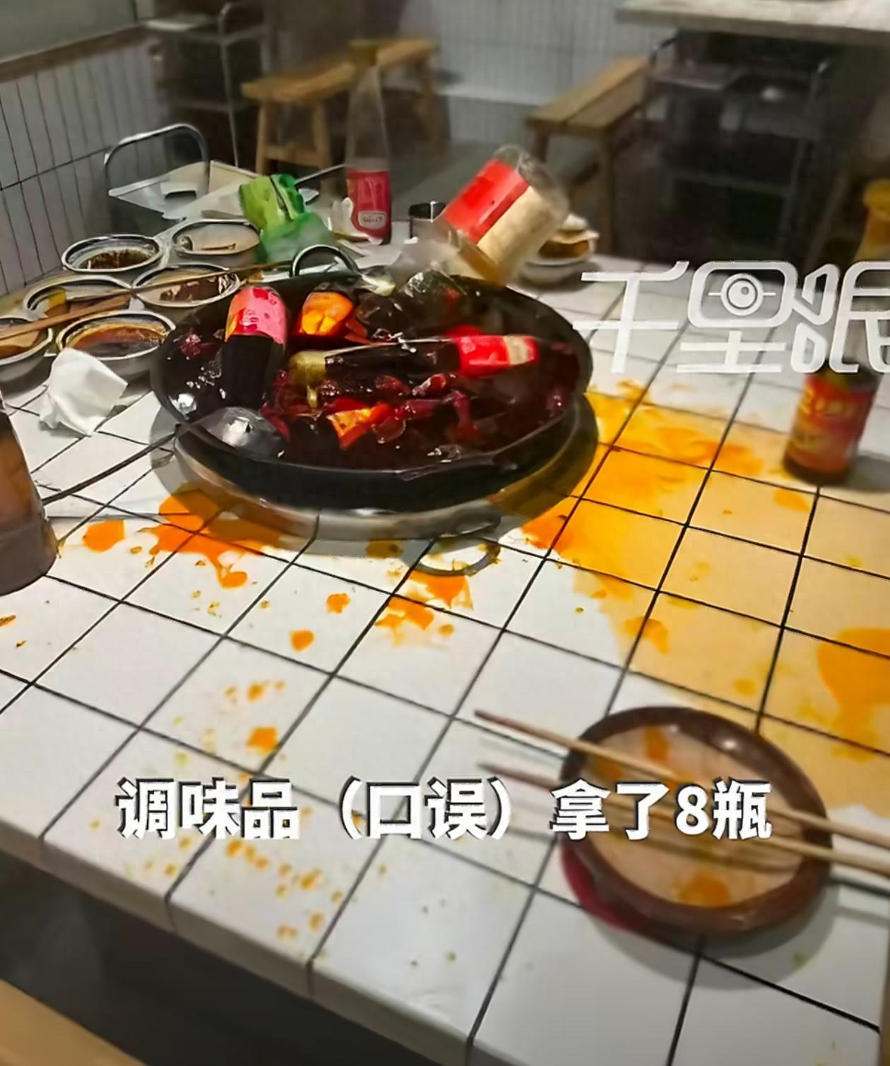 8月9日，重庆一火锅店，一对小情侣来店中用餐，用餐结束后结账95元。买单的时候没