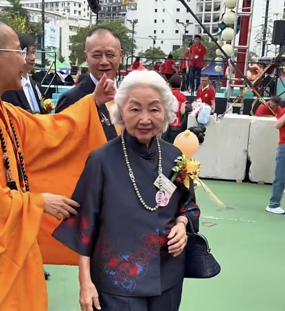 梁爱诗女士：自己并非刻意独身，只是未遇到合适的伴侣，不会为结婚而结婚。梁