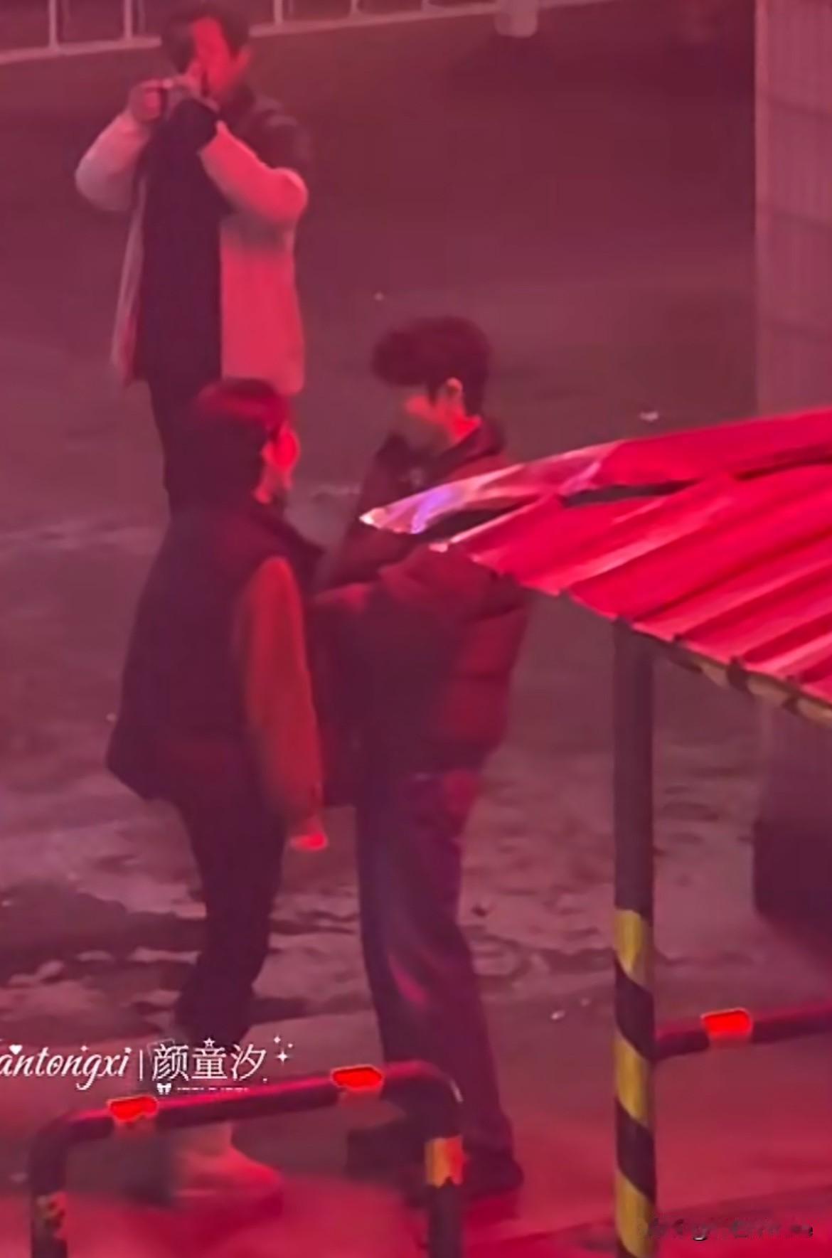 2月2日，肖战《小城良方》快杀青了，双人路透看一次少一次，上一秒两人还在认真对戏