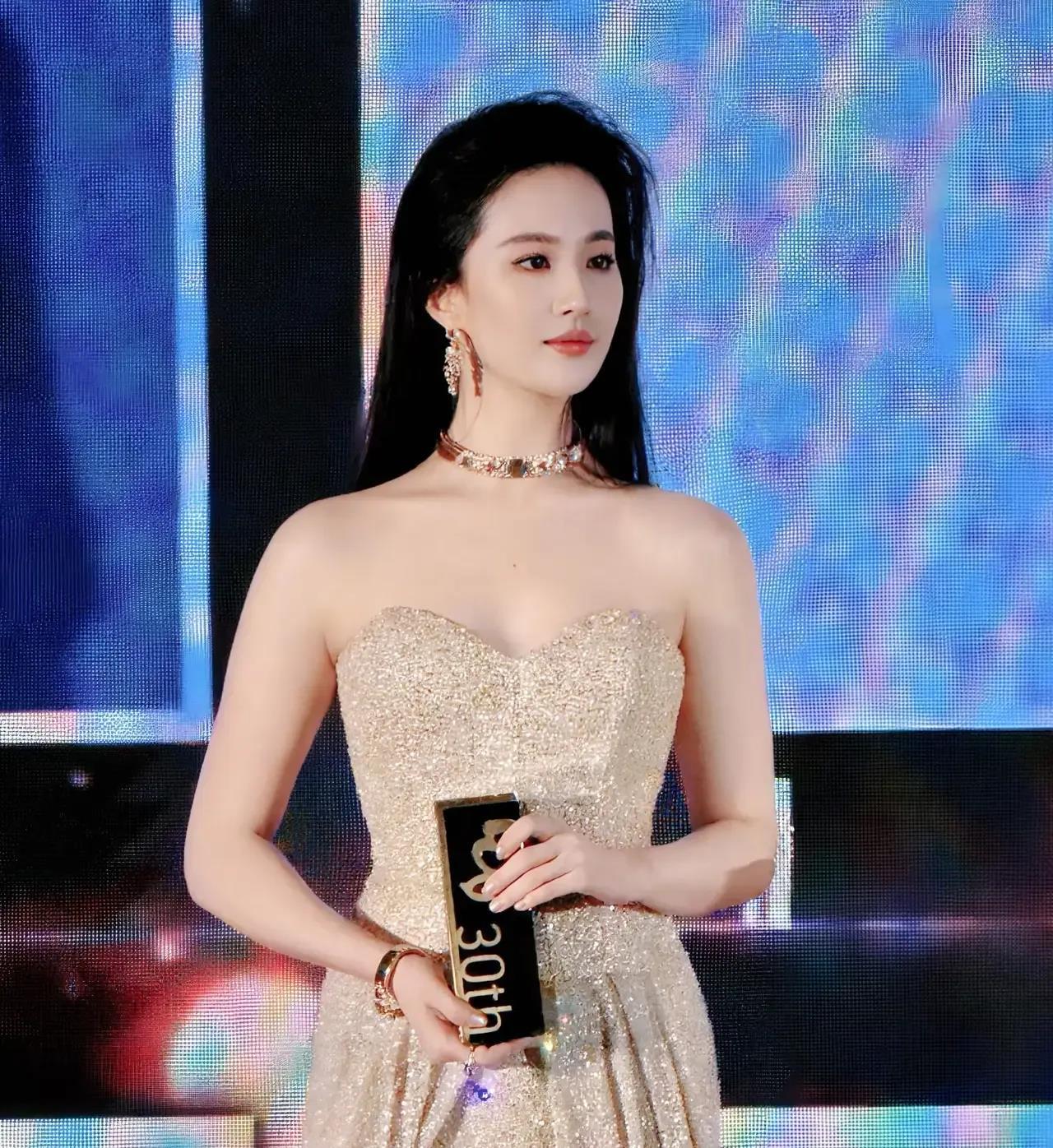 以后想拿主流奖项的编剧、导演、剧组肯定都将要避雷演员刘亦菲了。不是因为刘