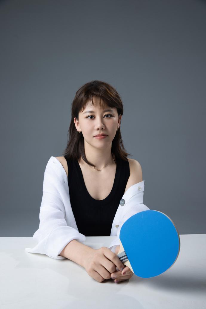 别人都写告别2025感言，唯独同同别出心裁，直接用写真告别。陈梦，陈熠，