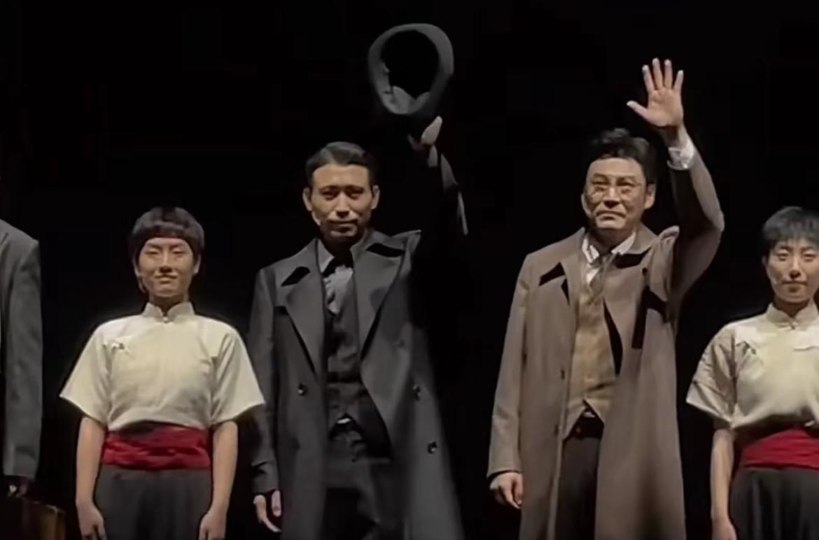 这一幕，令人动容！演出结束后，李乃文摘下帽子，看向前方说：向所有勇于直面黑暗