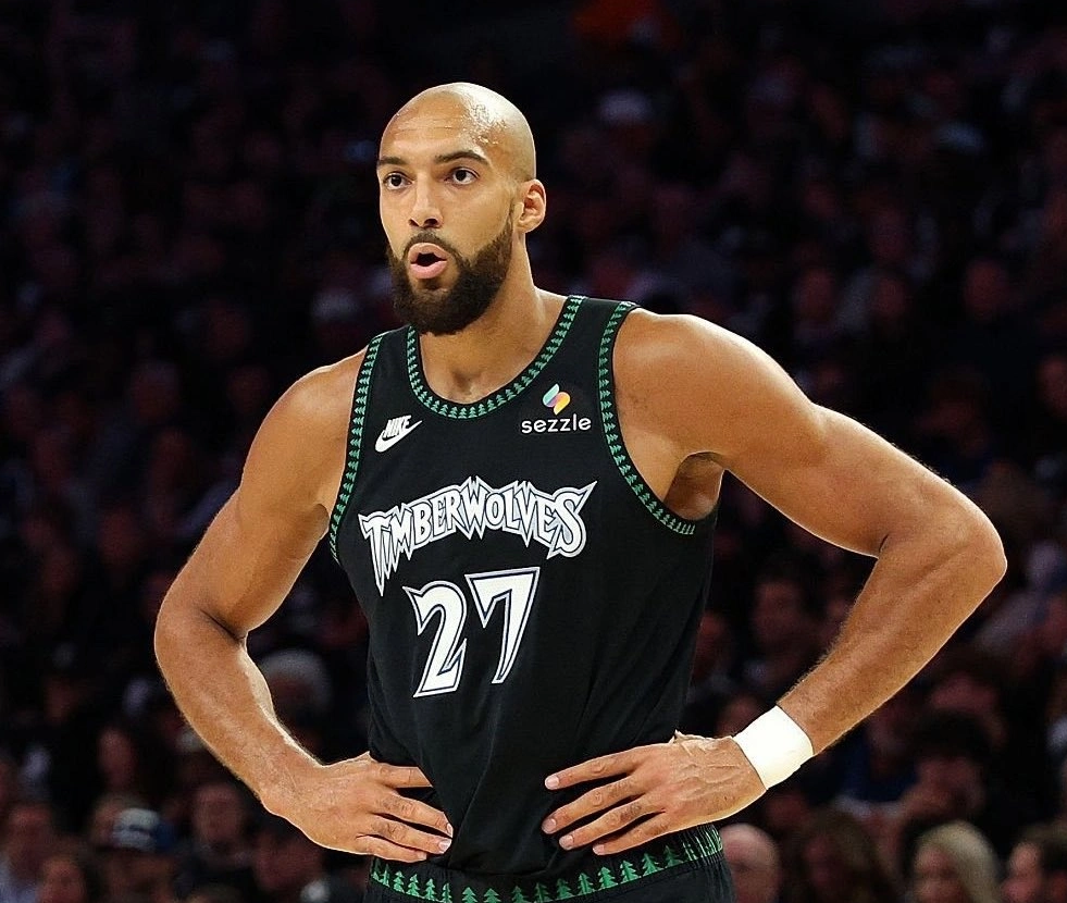 据NBA记者JakeFischer的报道：凯尔特人有意引进森林狼中锋鲁迪-戈贝