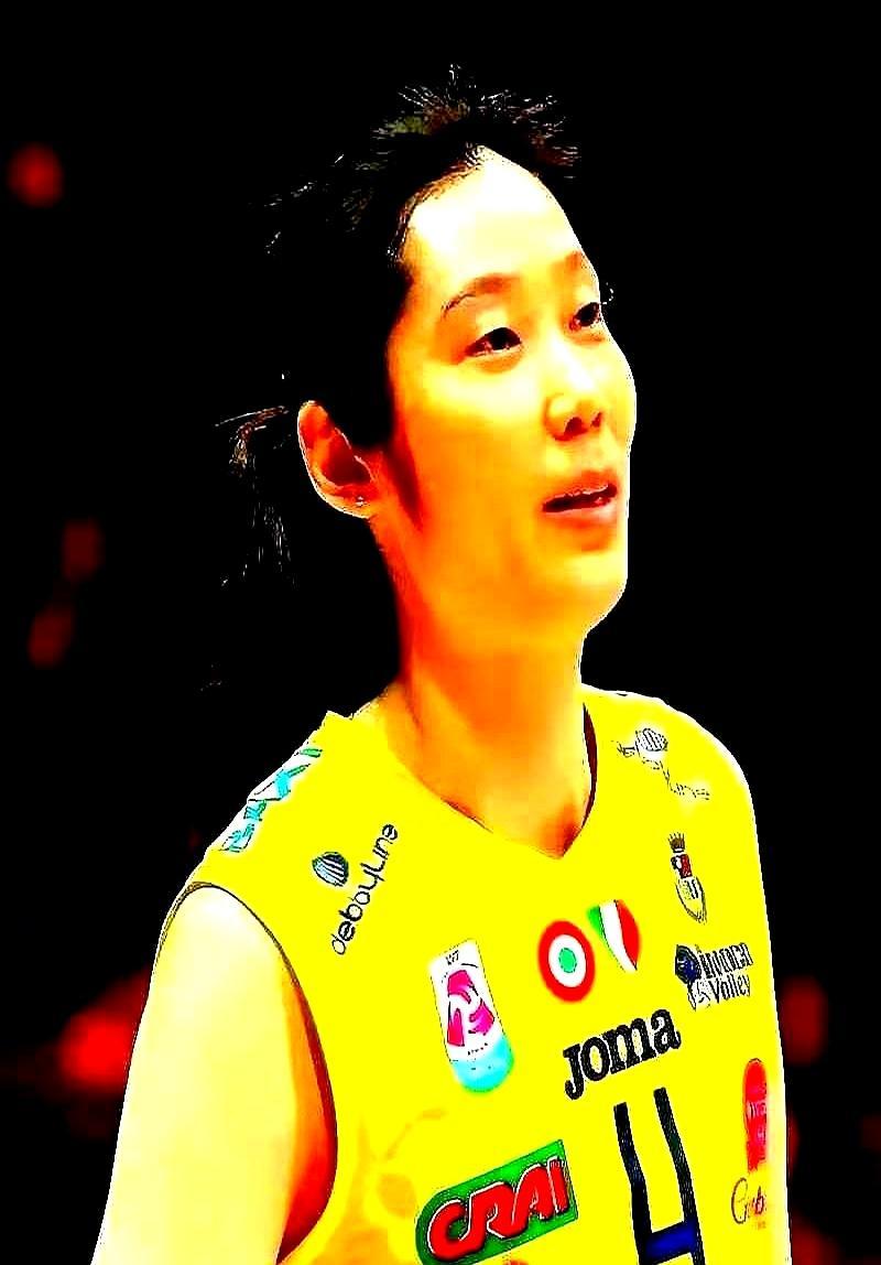 朱婷跳槽，少拿20万欧，却把五座奖杯一次性抱回家。欧冠决赛，她亲手把老东家