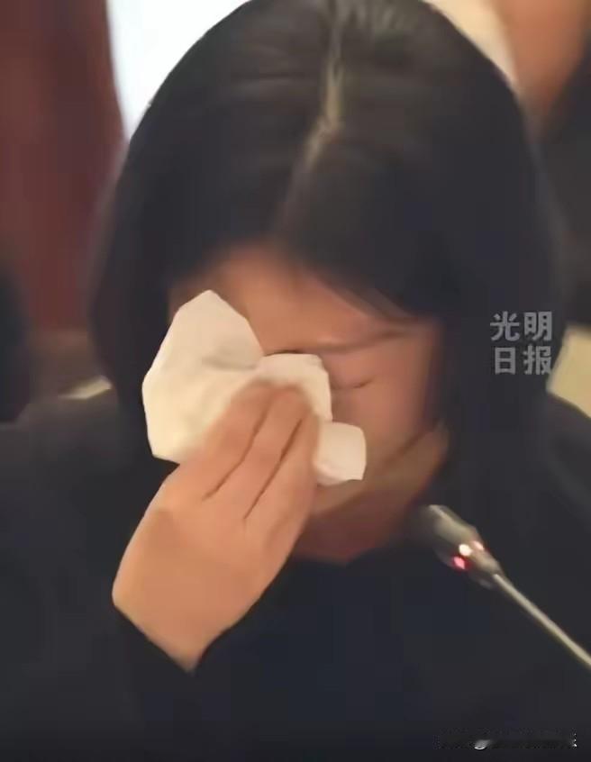 原来翁帆爱得这么深沉，10号翁帆追忆杨振宁的时候，她一直以杨先生称呼他。翁帆