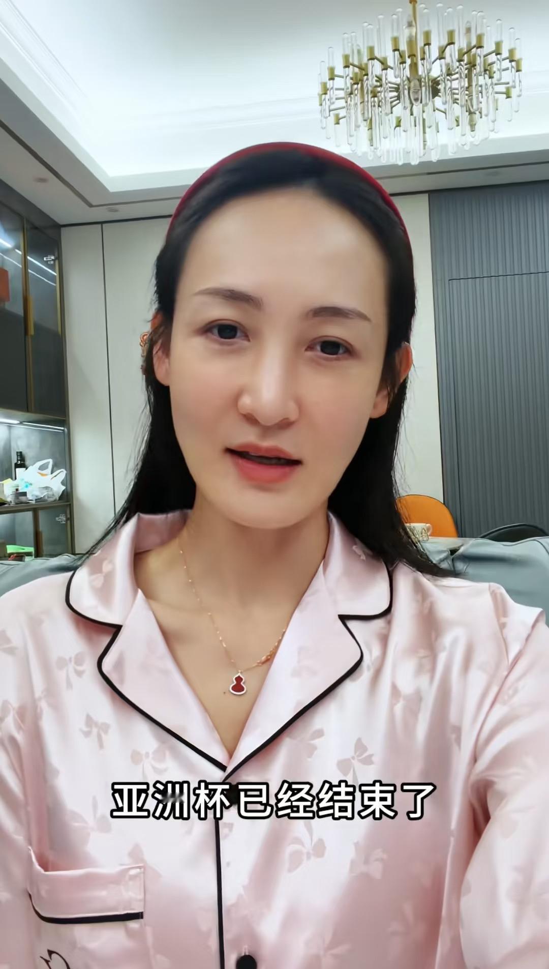 王皓总教练的妻子闫小雅透露，国乒大年初一在国家队集合！皓嫂在直播间透露，亚洲