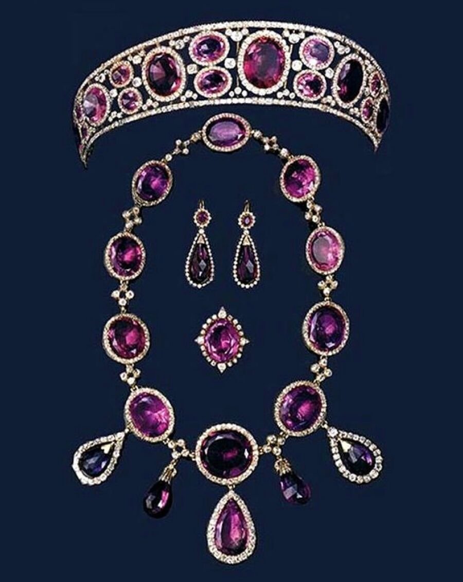 卡米拉戴王室传家宝赴国宴，40克拉紫水晶耀眼，梅拉尼娅全身都是迪奥