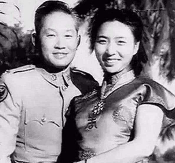 1951年，孙立人脱了衣服上床睡觉，习惯性地搂住老婆，却发现手感不对劲，