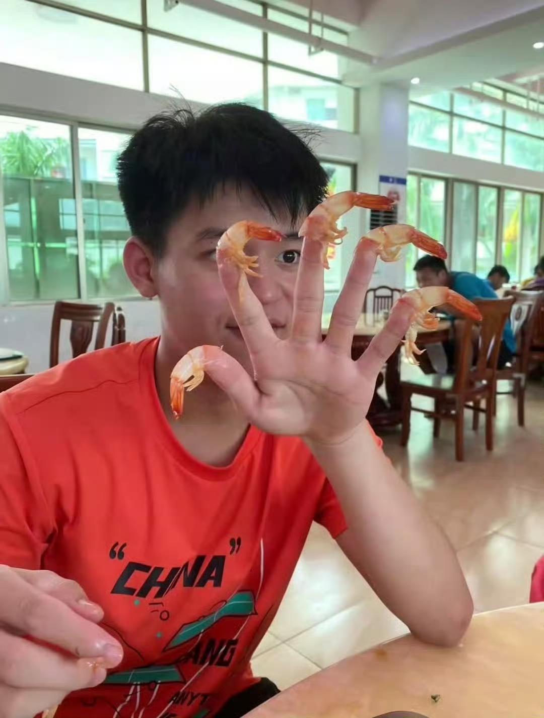 乒乓球运动员林诗栋社媒更新：“祝大家冬至快乐，别忘了吃饺子，吃汤圆！”小石头又