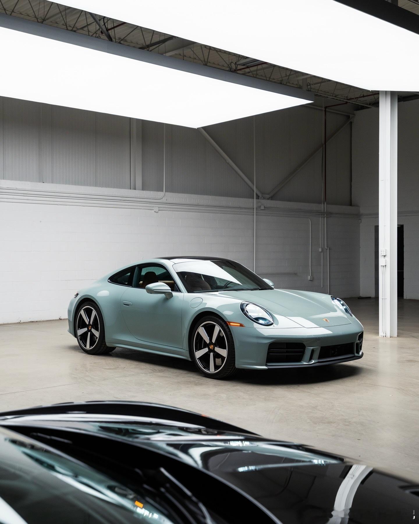 提供绿色调搭配速度的享受。保时捷911Carrera冷绿色调🥶..保时