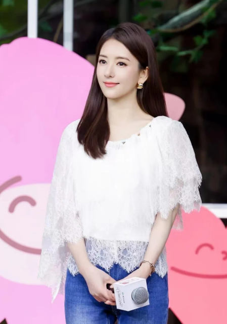 方媛这段婚姻，真的不能仔细深究，因为仔细一查就会发现，惨和不惨，全看你翻的是哪一页。翻热闹那页，是香