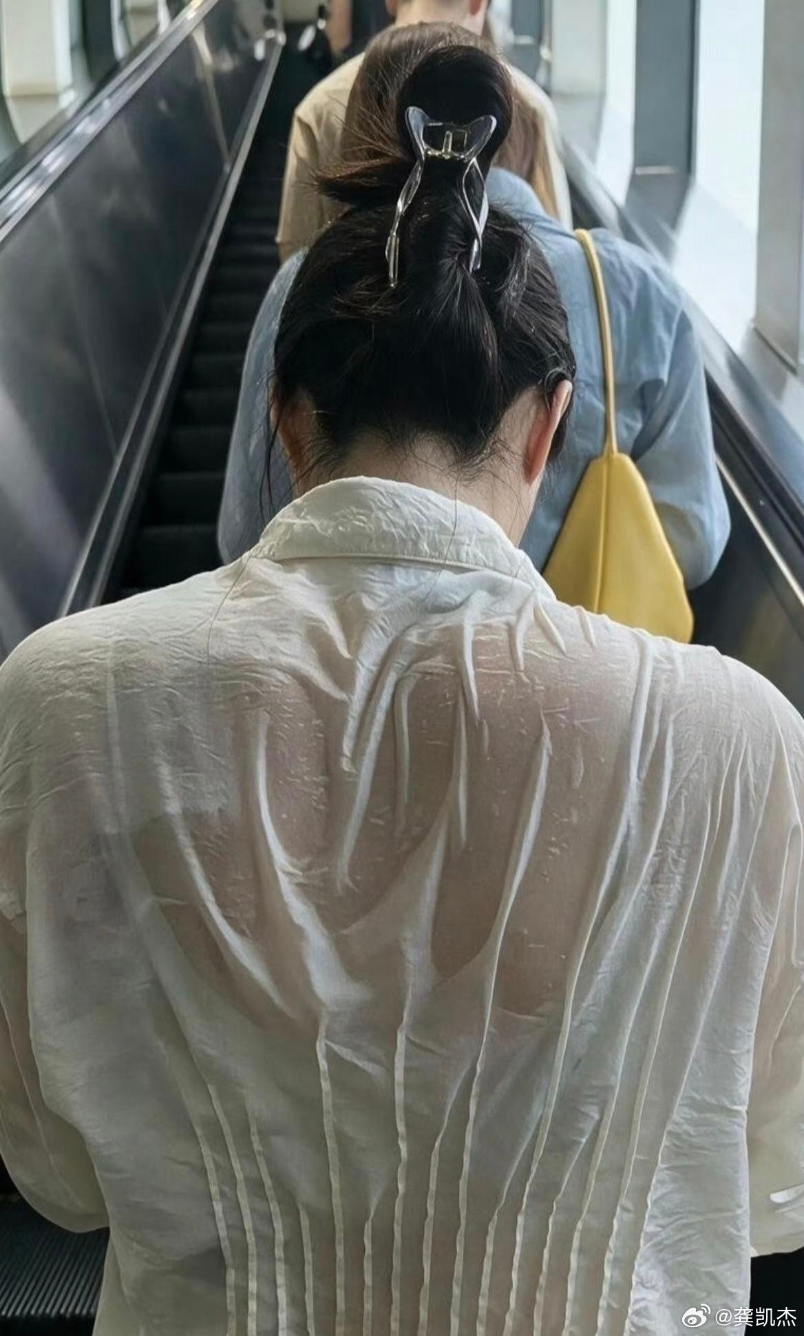 这是淋雨了还是热得汗流浃背？ ​​​