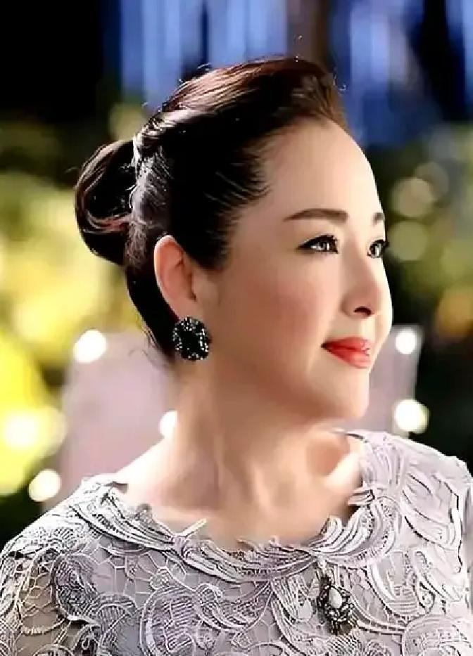 “其实我已经有了两个妻子，你排第三没什么不好的。”1984年，26岁的恬妞在印尼