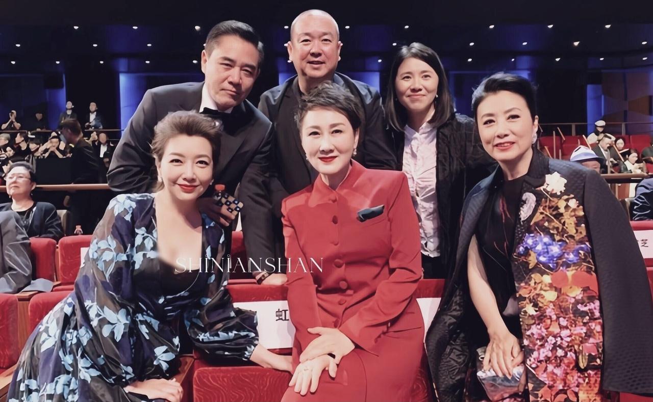 不知道你发现了没，只要张凯丽不穿超短的裤子和裙子，她一样的有气质，坐在江珊和汪明