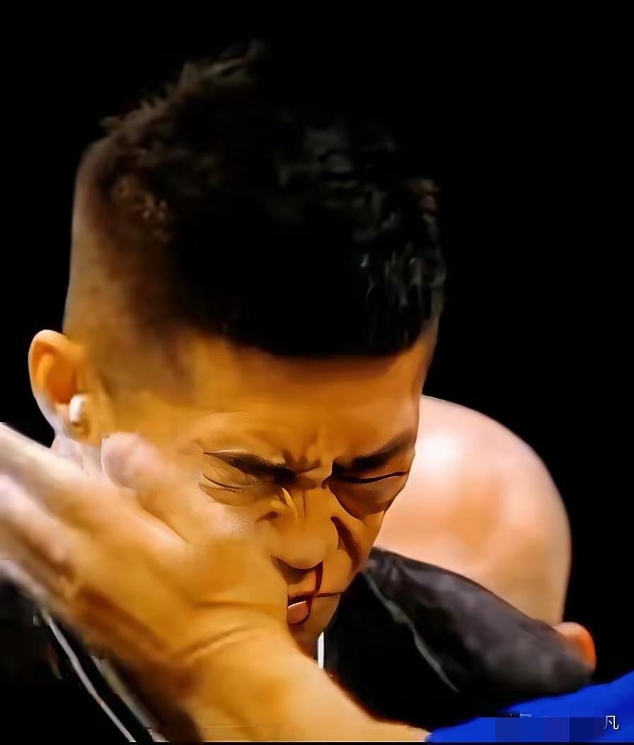 这哪是耳光赛，分明是拿命换流量！赵鸿刚被俄罗斯冠军一巴掌扇成颧骨裂、手腕折，看着