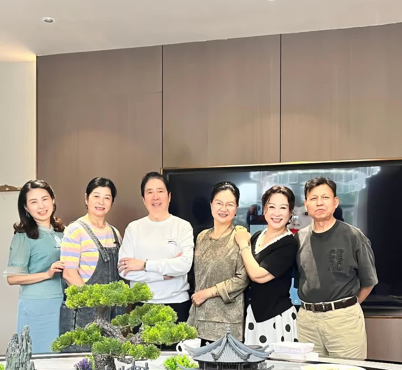 与著名影星袁泉的爸和明星李现的妈妈及众多好友欢聚一堂！（感谢现妈妈增予的国色芳华