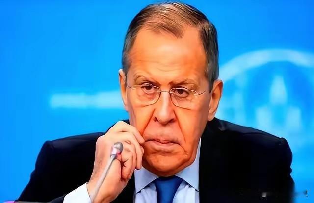 那个俄罗斯老头，拉夫罗夫，一句话就把天给聊透了。他说，美国人怕我们，是因为在