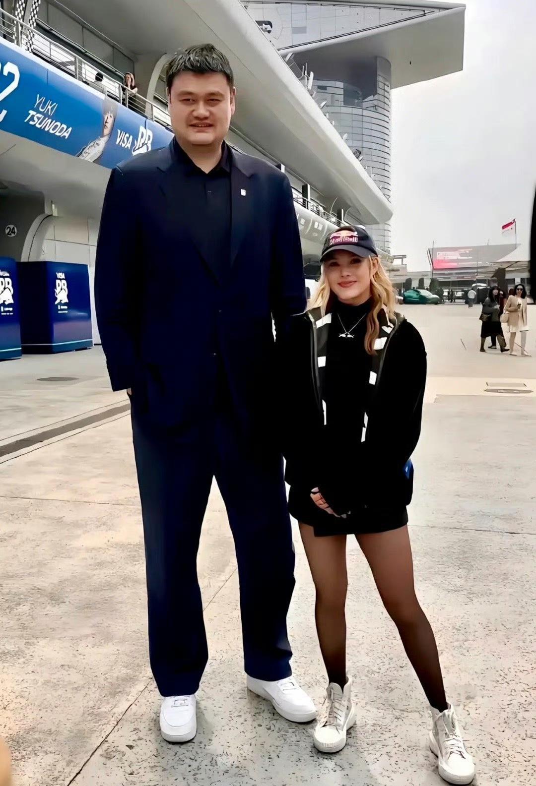 第一次直观感受到姚明的高度，身高175厘米的谷爱凌站在他身边像一个小学生[捂脸哭]