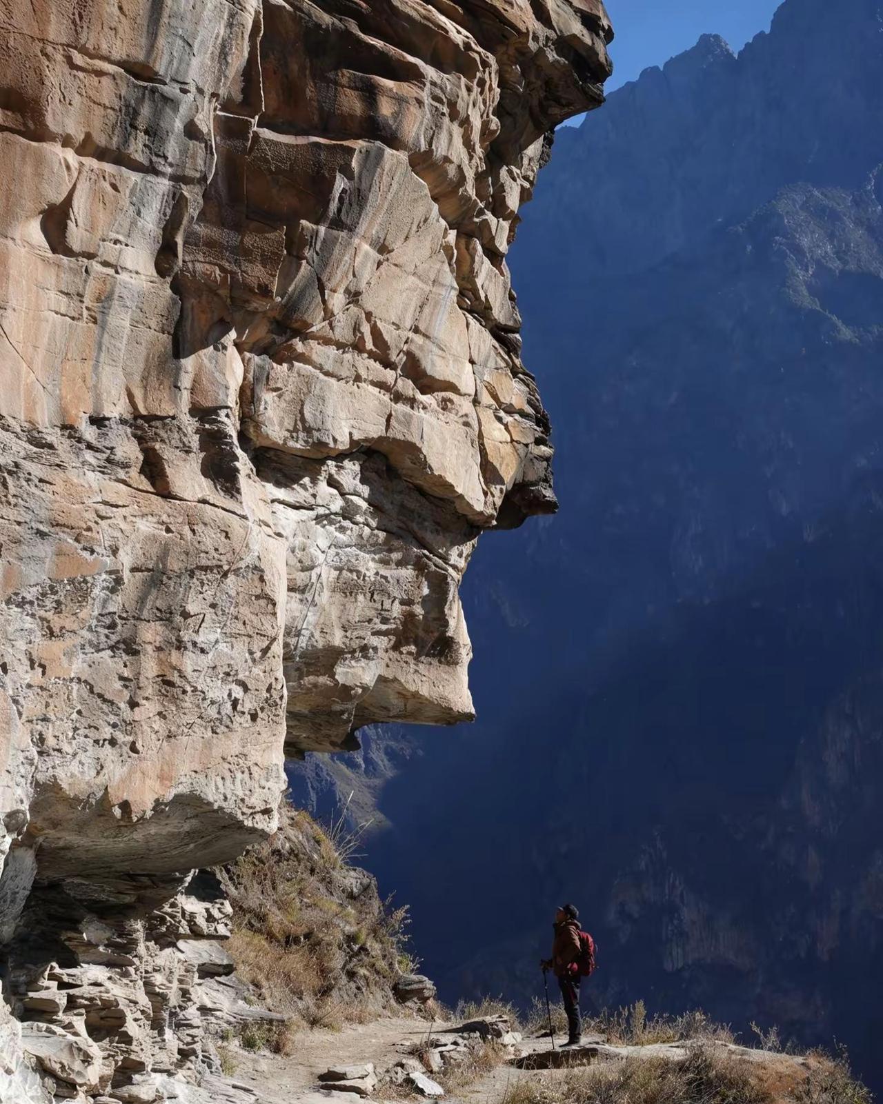 大家来看看这是那一段徒步线路、哪一个机位。虎跳峡高路徒步旅行推荐官户外登山徒