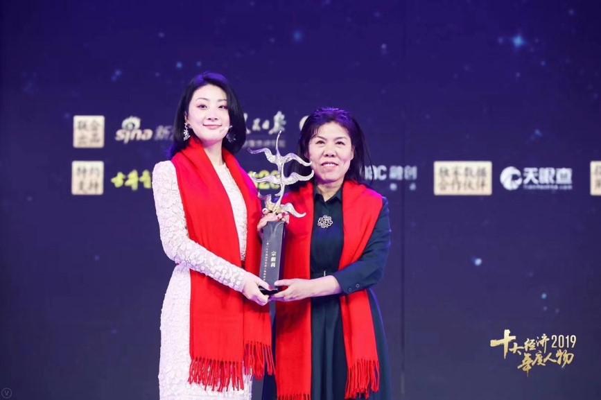 香港五级大火，内地企业纷纷伸手拉一把。蜜雪冰城捐了2000万港元，网友说那是“一