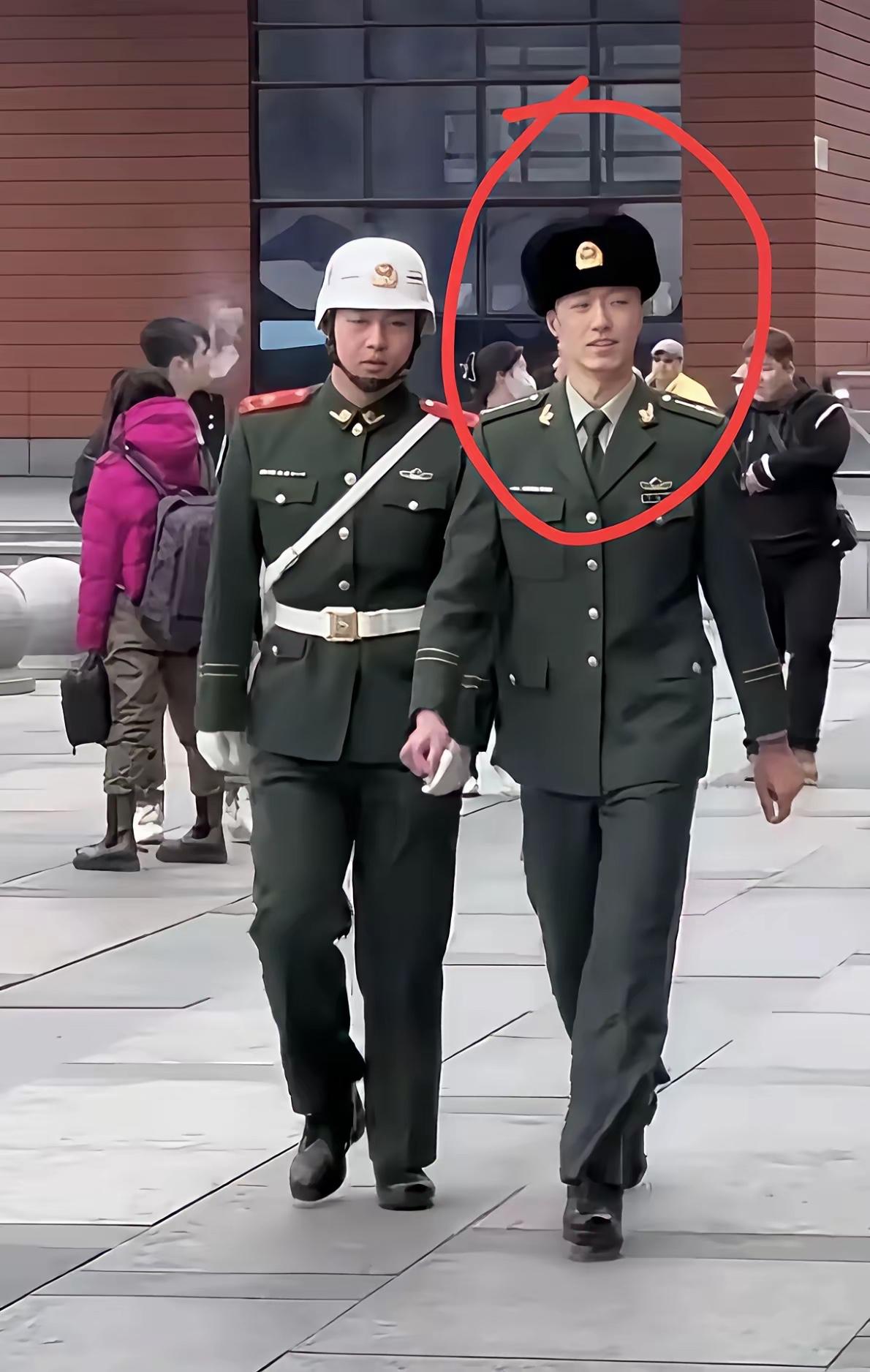 请问一下这是什么级别军衔，这么多年了第一次见到