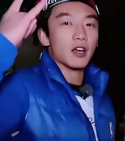跑男十年，郑恺还在跑他跑的不是步，是账单。镜头里，小猎豹冲刺，镜头外，他