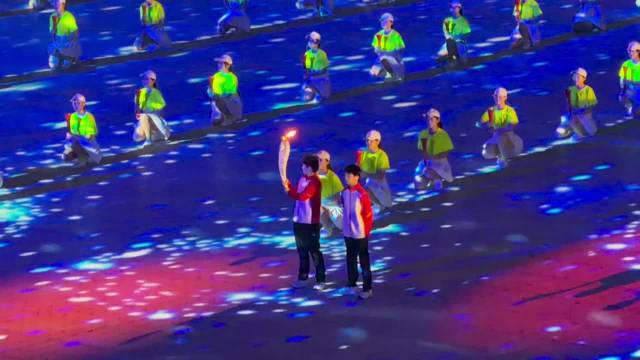 唐山的风把莎莎的刘海吹乱了 孙颖莎火炬手全整版#竞技时刻# ​​​