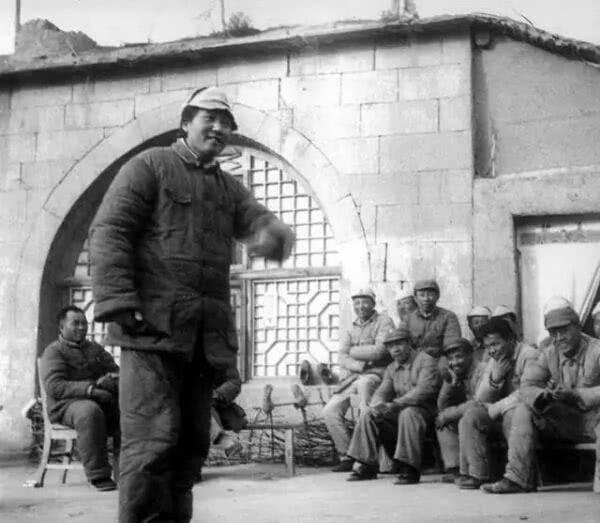 1940年9月，延安，毛主席去食堂时，一个人拎着木棍朝毛主席后脑勺砸去，千钧一发