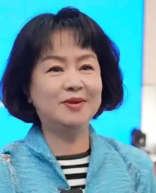 1999年，鞠萍向丈夫提出了离婚，丈夫同意离婚，却让她二选一，孩子和财产只能带走一样，她的选择却让所