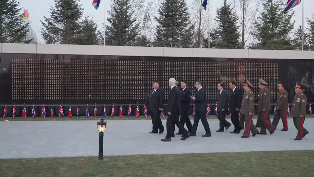 朝鲜援俄参战部队牺牲了多少人？近日一则新闻图片可能揭露了谜底。根据外媒的一篇报