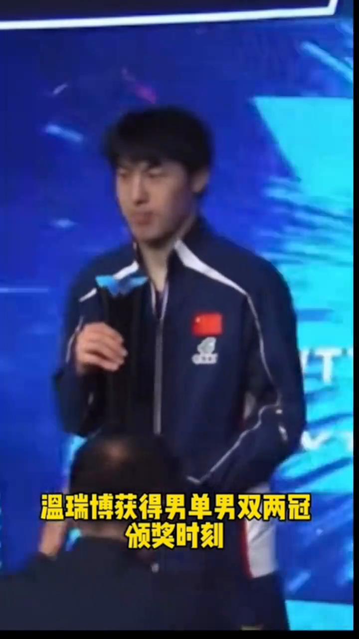 温瑞博获得男单男双两冠。颁奖时刻，颁奖嘉宾给小温点赞并拍了拍他。吉村真晴获得亚