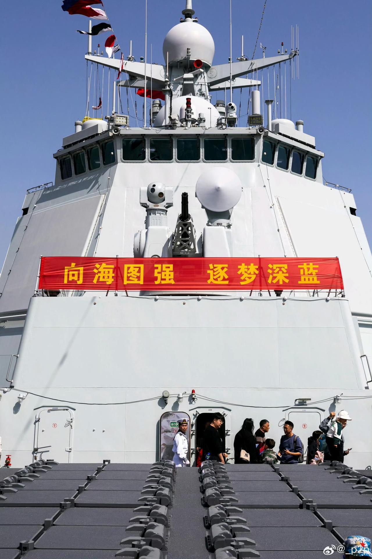 新老批次052D舰桥正面和舰身半侧面对比图。